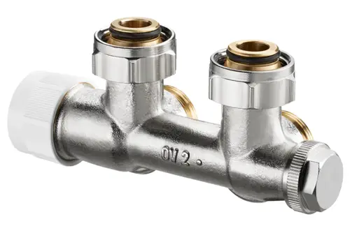 Oventrop Anschlussarmatur in T-Form mit zwei Anschlüssen und einem Gewinde. Aus vernickeltem Metall, geeignet für Heizungsinstallationen.